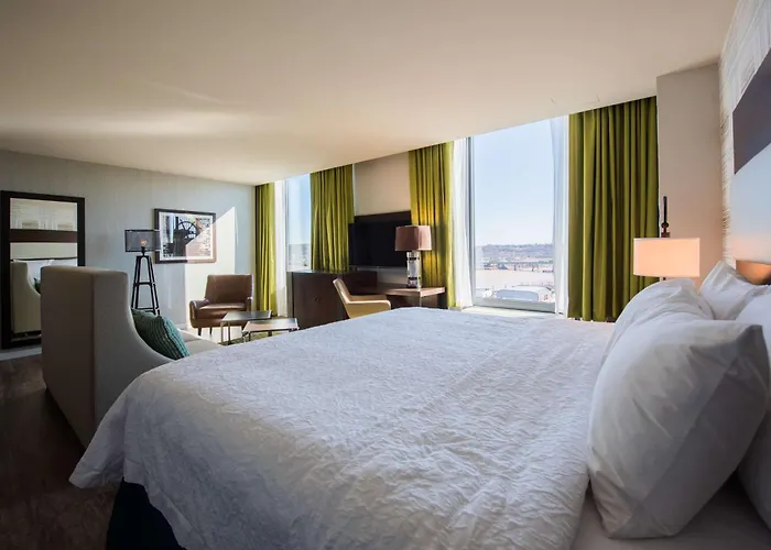 Washington Hotels near Ronald Reagan Washington National Airport (DCA)